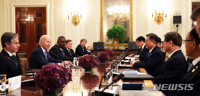 문재인 대통령과 조 바이든 미국 대통령이 21일 오후(현지시간) 미국 워싱턴 백악관 국빈만찬장에서 한-미 정상 확대회담을 하고 있다. (출처: 뉴시스)