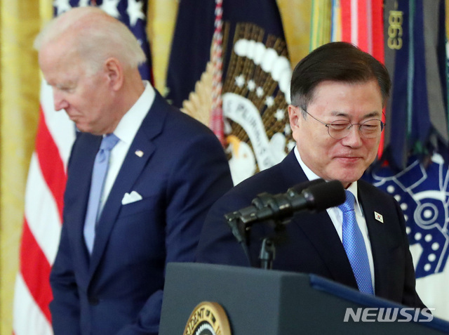 문재인 대통령이 21일 오후(현지시간) 미국 워싱턴 백악관 이스트룸에서 열린 한국전쟁 명예 훈장 수여식에 참석, 연설을 위해 연단으로 나오고 있다. (출처: 뉴시스)