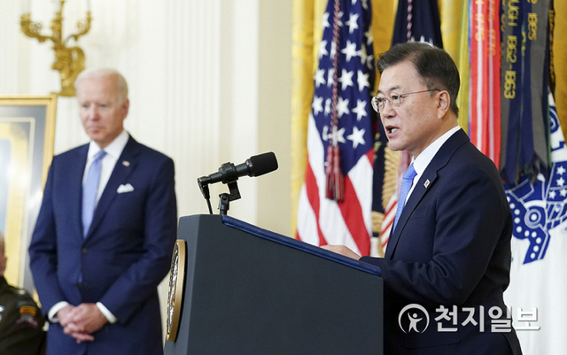 [천지일보=박준성 기자] 문재인 대통령이 21일 오후(현지시간) 미국 워싱턴 백악관 이스트룸에서 열린 한국전쟁 명예 훈장 수여식에 참석, 연단에 올라 연설하고 있다. (제공: 청와대) ⓒ천지일보 2021.5.22