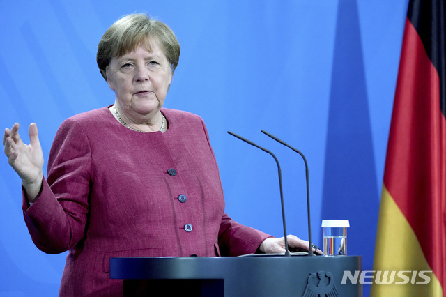 앙겔라 메르켈 독일 총리가 21일 베를린에서 기자회견을 하고 있다. 그녀는 이날 오순절인 23일부터 독일 전역에서 코로나19 억제를 위한 많은 규제들이 완화됨에 따라 독일 국민들에게 책임감 있게 행동할 것을 촉구했다. (출처: 뉴시스)