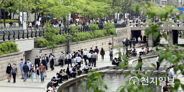[천지일보=남승우 기자] 낮 기온이 25도 이상으로 오르면서 초여름 날씨를 보인 22일 서울 중구 청계천에서 시민들이 점심시간을 이용해 가벼운 산책을 하고 있다. ⓒ천지일보 2021.4.22