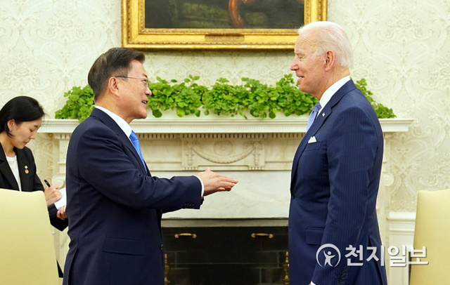 [천지일보=박준성 기자] 미국을 방문 중인 문재인 대통령이 21일 오후(현지시간) 백악관 오벌오피스에서 열린 소인수 회담에서 조 바이든 미국 대통령과 인사하고 있다. (제공: 청와대) ⓒ천지일보 2021.5.22