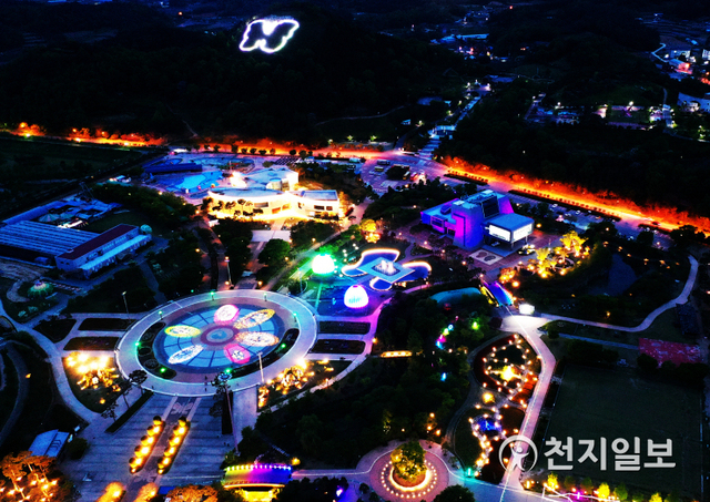 함평나비대축제와 대한민국 국향대전이 열리는 함평엑스포공원이 어둠 속에서 아름다운 빛을 뽐내고 있다. (제공: 함평군) ⓒ천지일보 2021.5.23
