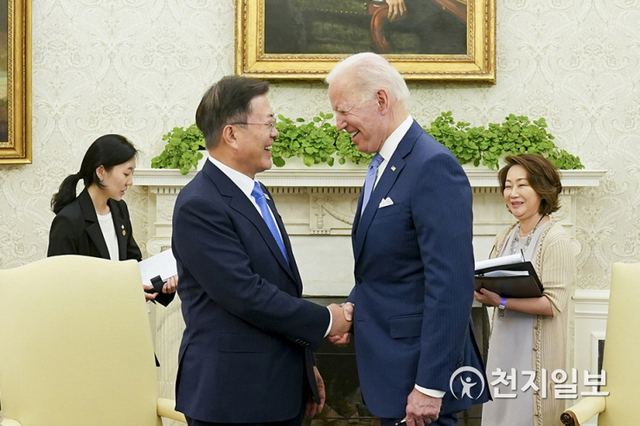 [천지일보=박준성 기자] 미국을 방문 중인 문재인 대통령이 21일 오후(현지시간) 백악관 오벌오피스에서 열린 소인수 회담에서 조 바이든 미국 대통령과 인사하고 있다. (제공: 청와대) ⓒ천지일보 2021.5.22