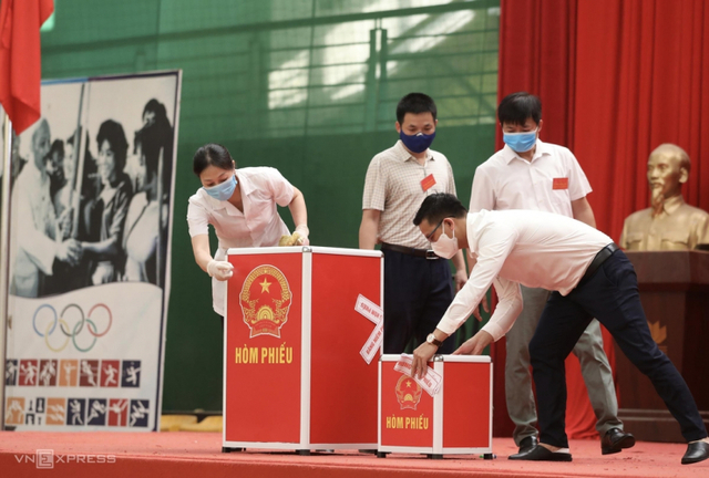투표 용지함을 살펴보고 있는 베트남 박닌성 선관위 관계자들 (출처: VN익스프레스 사이트 캡처, 연합뉴스)