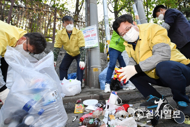 2026년부터 수도권 지역의 생활폐기물 직매립 금지를 앞두고 다양한 캠페인을 펼치고 있는 가운데 염태영 수원시장이 쓰레기 수거에 직접 나서고 있다. (제공: 수도권매립지관리공사) ⓒ천지일보 2021.5.23