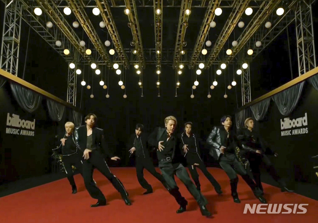 NBC가 공개한 영상 사진에 그룹 방탄소년단(BTS)이 23일(현지시간) 미 캘리포니아주 로스앤젤레스(LA) 마이크로소프트 시어터에서 열린 '2021 빌보드 뮤직 어워드' 공연을 펼치고 있다. (출처:뉴시스)