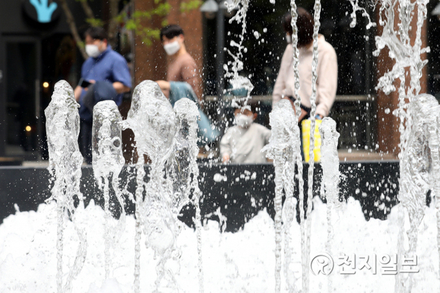 [천지일보=남승우 기자] 낮 기온이 25도 이상으로 오르면서 초여름 날씨를 보인 22일 서울 중구 청계광장 분수대에서 시민들이 더위를 식히고 있다. ⓒ천지일보 2021.4.22