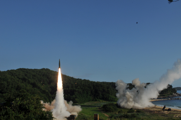 북한의 대륙간탄도미사일(ICBM) 도발에 대응해 지난 5일 동해안에서 열린 한미 연합 탄도미사일 타격훈련에서 한국군 탄도미사일 현무-2A(왼쪽)와 주한미군 에이태킴스(ATACMS)가 동시 발사되고 있다. (제공: 합참)