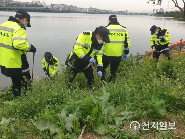 [천지일보=원민음 기자] 반포한강공원에서 실종됐다가 숨진 채 발견된 손정민(22)씨의 친구 A씨의 휴대전화에 대한 경찰의 수색작업이 10일 오전 서울 서초구 반포한강공원 수상택시 승강장 인근에서 이뤄지고 있다. ⓒ천지일보 2021.5.10