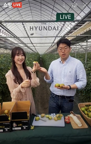 3월 네이버 쇼핑라이브를 통해 시범 방송을 진행한 ‘현대식품관 산지Live’ 방송을 하고 있다. (제공: 현대백화점)