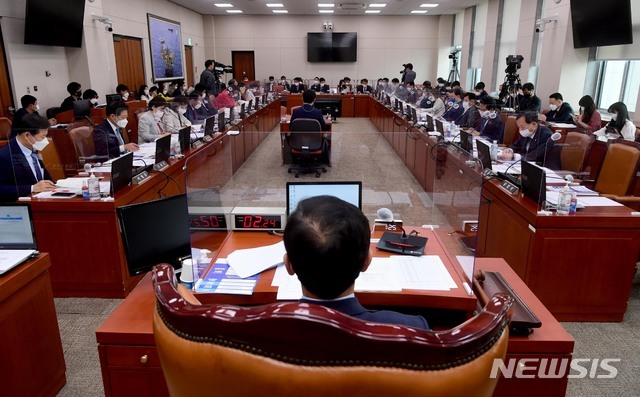 25일 서울 여의도 국회에서 산업통상자원중소벤처기업위원회 손실보상법 입법청문회가 열리고 있다. (출처: 뉴시스)