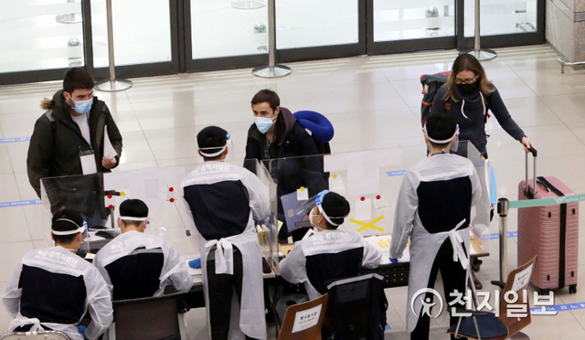 [천지일보=남승우 기자] 영국발 신종 코로나바이러스 감염증(코로나19) 변이 바이러스가 국내에도 유입된 것으로 확인된 가운데 29일 인천국제공항 제1여객터미널 입국장에서 유럽발 항공편 탑승객들이 절차 안내를 받고 있다. ⓒ천지일보 2020.12.29