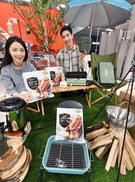 모델들이 25일 서울 등촌동 홈플러스 강서점에서 각종 나들이·캠핑용품을 선보이고 있다. (제공: 홈플러스)