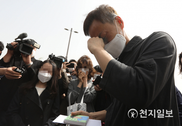 [천지일보=남승우 기자] 반포한강공원에서 실종됐다가 숨진 채 발견된 손정민씨(22)의 아버지 손현씨가 8일 오후 서울 서초구 반포한강공원 수상택시 승강장 인근에 마련된 추모공간에서 시민들의 위로를 받은 후 눈물을 흘리고 있다. ⓒ천지일보 2021.5.9