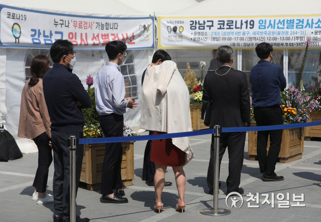 [천지일보=남승우 기자] 신종 코로나바이러스 감염증(코로나19) 신규 확진자가 닷새 만에 700명대를 기록한 13일 오전 서울 강남구 삼성역에 마련된 임시 선별검사소에서 시민들이 코로나19 검사를 받기 위해 줄을 서서 기다리고 있다. 이날 코로나19 신규 확진자는 715명으로 집계됐다. ⓒ천지일보 2021.5.13