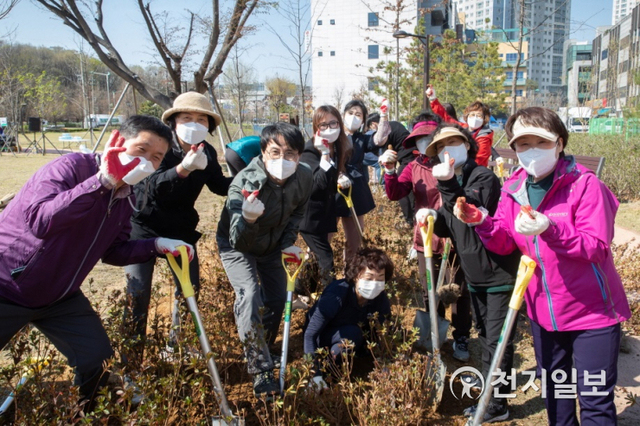 사진은 지난 4월 이재현 서구청장이 지역 주민들과 함께 탄소 중립을 위한 나무심기 행사에 참여하고 있다. (제공: 인천 서구청) ⓒ천지일보 2021.5.26