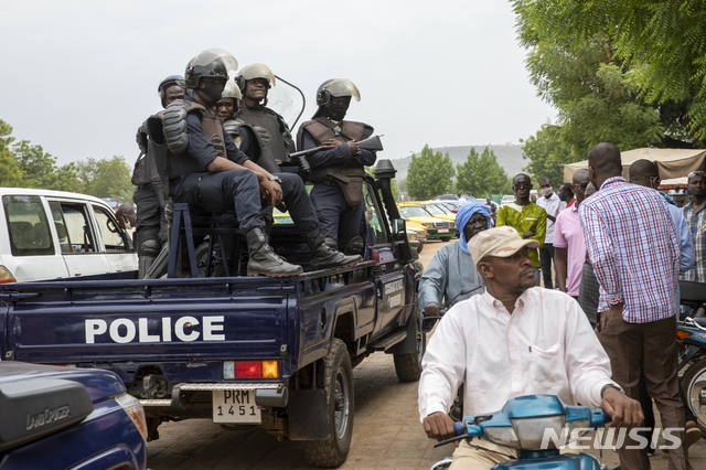 [바마코=AP/뉴시스] 군부가 과도정부 대통령과 총리를 군기지로 끌고간 말리의 수도에서 25일 경찰이 순찰하고 있다.