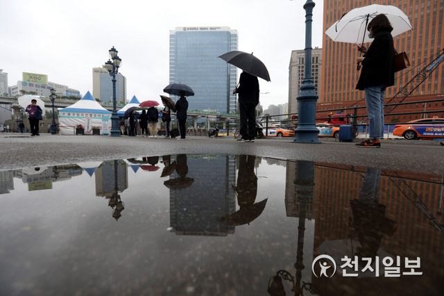 [천지일보=남승우 기자] 이슬비가 내리는 17일 오후 서울역 광장에 마련된 임시 선별검사소에서 시민들이 우산을 쓴 채 신종 코로나바이러스 감염증(코로나19) 검사를 받기 위해 줄을 서서 기다리고 있다. 이날 코로나19 신규 확진자는 619명으로 집계됐다. ⓒ천지일보 2021.5.17