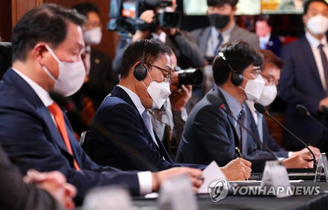 문재인 대통령이 참석한 가운데 21일 오전(현지시간) 워싱턴 미상무부에서 열린 한미 비즈니스 라운드 테이블 행사에 김기남 삼성전자 부회장이 참석해 있다. 2021.5.22 (출처: 연합뉴스)