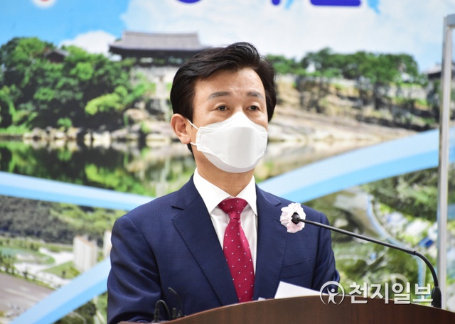 조규일 진주시장은 26일 오전 10시 30분 시청에서 기자회견을 열고 정부의 LH 해체방안에 대한 검토 중단을 촉구하고 있다. ⓒ천지일보 2021.5.26