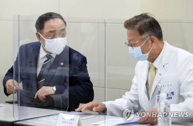 홍남기 경제부총리 겸 기획재정부 장관이 26일 서울대병원 의학연구혁신센터에서 열린 '혁신성장 BIG3 추진회의'에서 김연수 서울대병원장과 대화하고 있다. (출처: 연합뉴스)