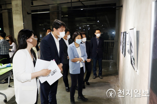 조석환 의장을 비롯한 수원시의원들이 26일 청년터전 온라인 전시회 촬영 현장을 방문해 작품들을 보고 있다. (제공: 수원시의회) ⓒ천지일보 2021.5.26