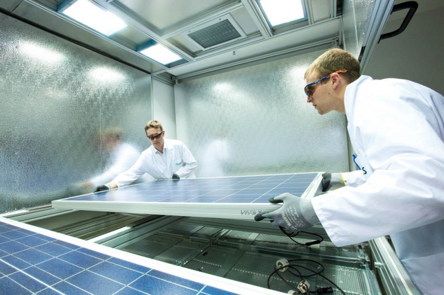 한화큐셀 독일 기술혁신센터 태양광 모듈 품질 테스트. (제공: 한화큐셀)