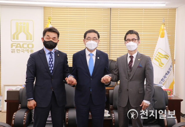 왼쪽부터 이청산 한국민예총 이사장, 허성무 창원시장, 이범헌 한국예총 회장.(제공: 창원시)ⓒ천지일보 2021.5.26