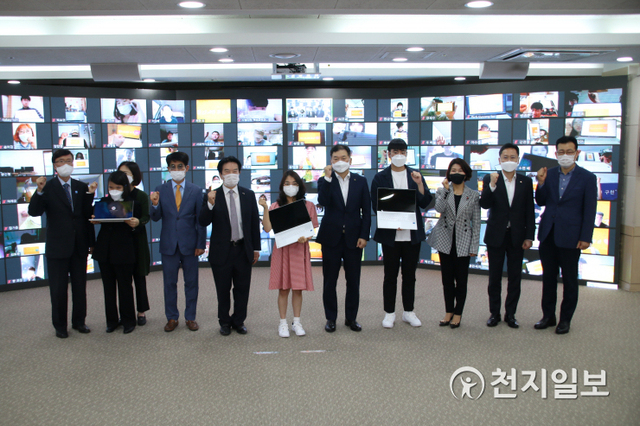 KB국민은행은 신입 장애대학생 145명에게 디지털학습기구를 전달했다. 사진은 지난 25일 서울 여의도 이룸센터에서 참석자들이 신입 장애대학생 노트북 지원사업 전달식을 마치고 기념촬영을 하는 모습. (제공: KB국민은행) ⓒ천지일보 2021.5.26