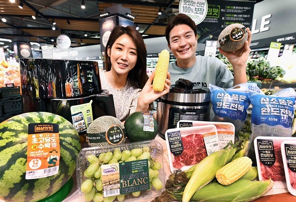 모델들이 26일 서울 등촌동 홈플러스 강서점에서 ‘초여름 건강 충전’ 행사상품을 선보이고 있다. (제공: 홈플러스)