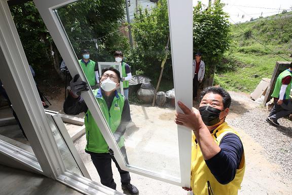 김현준 LH 사장이 경남 진주시 가좌동에서 직원들과 함께 주택개보수 봉사활동을 실시하고 있다. (제공: 한국토지주택공사) ⓒ천지일보 2021.5.26