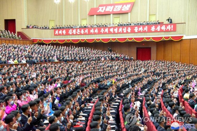 (평양 조선중앙통신=연합뉴스) 북한 노동당의 외곽 노동단체인 직업총동맹(직총) 제8차 대회가 지난 25∼26일 평양에서 열렸다고 조선중앙통신이 27일 보도했다. 마스크를 쓴 대회 참석자들이 대표증을 들어보이고 있다. 2021.5.27