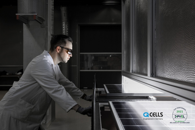 한화큐셀 독일 기술혁신센터 관계자가 태양광 모듈 품질을 테스트 하고 있다. (제공: 한화큐셀)
