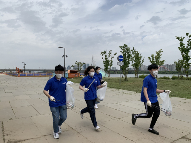 bhc치킨 해바라기 봉사단 5기 1조가 봉사활동을 펼치고 있다. (제공: bhc치킨)