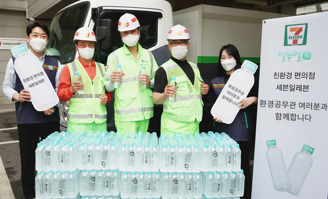 세븐일레븐 임직원들이 지난 26일 오후 서울 중구 환경공무관 휴게실을 방문해 소속 환경공무관들에게 ‘얼쑤얼水’ 1만 4000개를 나눠주고 있다. (제공: 세븐일레븐)
