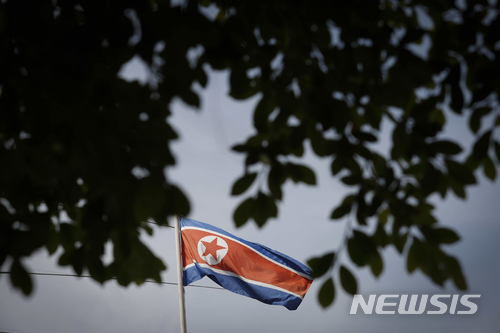 [쿠알라룸푸르(말레이시아)=AP/뉴시스] 말레이시아 쿠알라룸푸르 주재 북한 대사관에 2017년 3월29일 북한 국기가 걸려 있다. 2021.03.22.