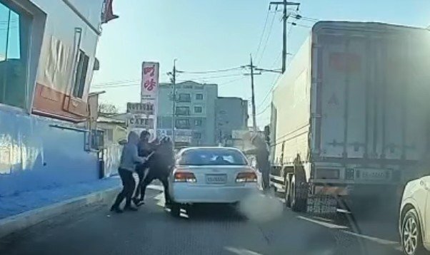 주행 중인 차량 가로막고 운전자와 동승자 둔기로 무차별 폭행. (출처: 연합뉴스)