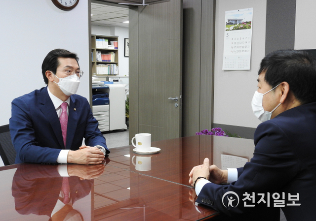 강민국(진주을, 왼쪽) 의원이 27일 국회의원회관에서 구윤철 국무조정실장을 만나 LH 혁신방안에 ‘부동산 투기 근절’과 ‘진주의 경남혁신도시 지역균형발전’이 함께 담겨야 ‘진정한 쇄신안’이라는 입장을 전달하고 있다. ⓒ천지일보 2021.5.27