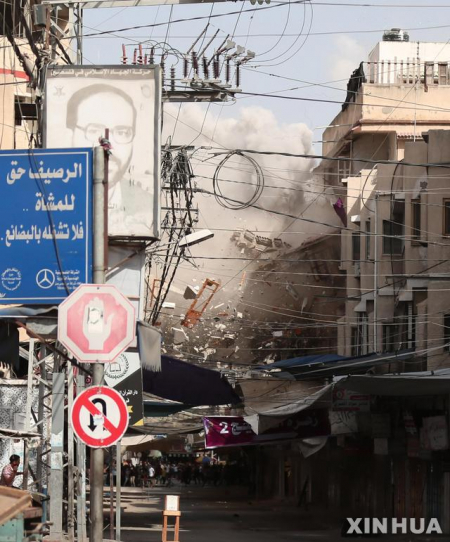 20일(현지시간) 가자지구 남부 도시 칸 유니스가 이스라엘의 폭격을 받고 있다. (출처: 뉴시스)
