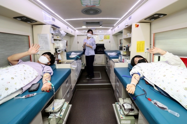 대우건설 직원들이 ‘2021 대우가족 헌혈캠페인’에 참여하고 있다. (제공: 대우건설)
