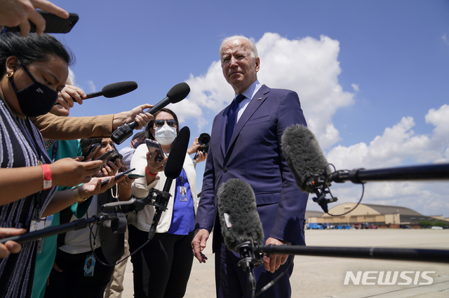 27일(현지시간) 조 바이든 미국 대통령이 클리블랜드로 가기 위해 에어포스원에 탑승하기 전 기자들의 질문에 답하고 있다. (출처: 뉴시스)