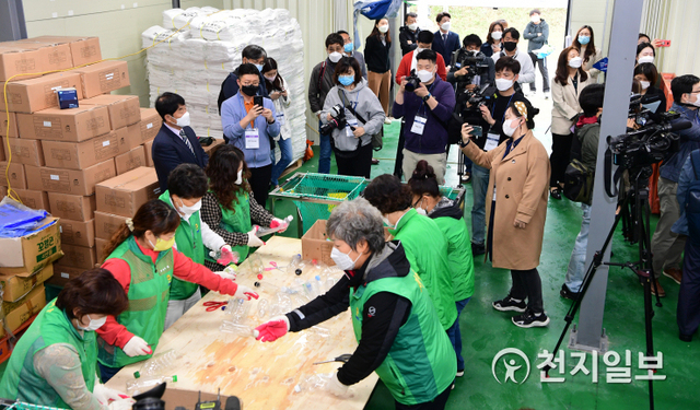 오는 30일부터 2일간 열리는 P4G 서울정상회의  한국에 온 해외기자들이 지난 27일 횡성군에 있는 청정환경사업소를 방문해 폐프라스틱 선별 작업을 취재하고 하고 있다. (제공: 횡성군청) ⓒ천지일보 2021.5.27