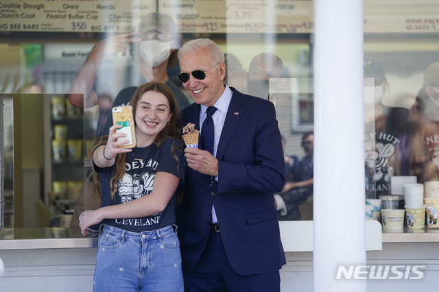 27일(현지시간) 조 바이든 대통령이 오하이오주 클리블랜드 허니헛 아이스크림 가게에서 아스크림을 먹으며 기념사진을 찍기 위해 포즈를 취하고 있다. (출처: 뉴시스)
