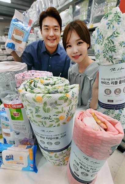 모델들이 28일 서울 등촌동 홈플러스 강서점에서 서머 홈케어 브랜드 대전 상품을 선보이고 있다. (제공: 홈플러스)