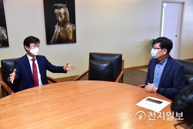 조규일 진주시장(왼쪽)이 민병찬 국립중앙박물관장을 만나 ‘이건희 미술관’의 진주 유치 당위성을 알리고 구체적인 유치계획을 설명하고 있다. (제공: 진주시) ⓒ천지일보 2021.5.28