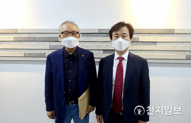 조규일 진주시장(오른쪽)이 손병두 전 호암재단이사장을 만나 ‘이건희 미술관’의 진주 유치 당위성과 구체적인 유치계획을 설명한 뒤 기념촬영을 하고 있다. (제공: 진주시) ⓒ천지일보 2021.5.28