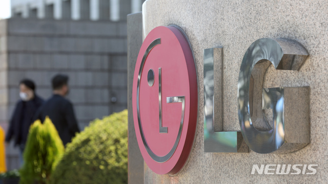 [서울=뉴시스] LG전자가 적자를 내던 스마트폰 사업부 철수를 확정한 5일 오전 서울 영등포구 LG트윈타워가 보이고 있다.