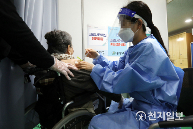 [천지일보=남승우 기자] 65세부터 74세 사이 연령층에 대한 아스트라제네카(AZ) 백신 접종이 시작된 27일 오전 서울 중랑구 중랑문화체육관에 마련된 코로나19 예방접종센터에서 한 어르신이 백신 접종을 받고 있다. ⓒ천지일보 2021.5.27