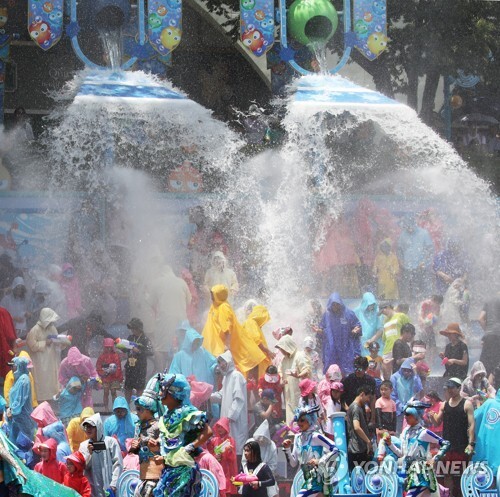시원한 물 폭탄(용인=연합뉴스) 23일 오후 경기도 용인시 에버랜드에서 열리고 있는 여름 축제 '썸머 워터 펀'을 찾은 시민들이 시원한 물을 맞으며 더위를 식히고 있다.